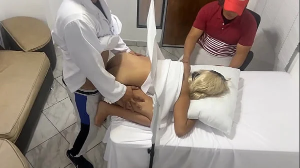 Pervertido Se Hace Pasar por Medico Ginecologo para Follar A La Hermosa Esposa Al Lado de Su Marido Tonto En Erotica Consulta Medica NTR